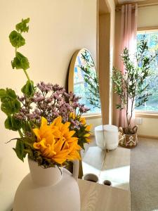 Zahrada ubytování Tranquil 3BR Mountain Hideaway - Step From PSU