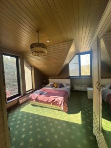 ein Schlafzimmer mit einem Bett in einem Zimmer mit Fenstern in der Unterkunft Zhaily Sai Resort, in Zhezdi