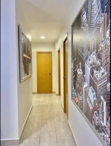 un pasillo con una gran imagen en la pared en Vista Colonial, en Calero 7 fotos más