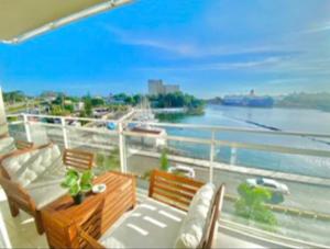 un balcón con vista al agua en Vista Colonial, en Calero