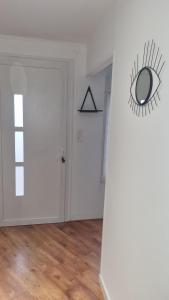 une chambre vide avec une porte et une fenêtre dans l'établissement Maisonnette avec jardin Reims centre, à Reims 4 autres photos