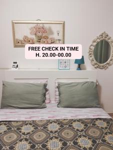 a bedroom with a bed with a free check in time at La Perla B & B in Ciampino