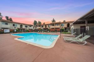 Bazén v ubytování 2BR 1Bth King Bed,Pool,HotTub,2 Parking,Mira Mesa nebo v jeho okolí