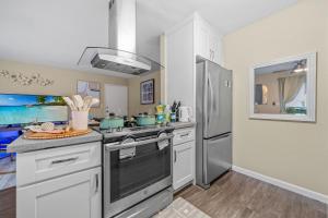 Η κουζίνα ή μικρή κουζίνα στο Entire Private Home with 2 Bed and 1 Bath, King Bed, Pool, HotTub, Mira Mesa