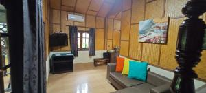 丽贝岛月亮意大利餐厅及住宿酒店的带沙发和电视的客厅