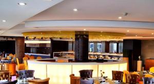 a restaurant with tables and chairs and a bar at Fortune Hotel Longyan in Longyan