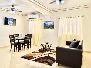 海地角Luxury GuestHouse Suites的客厅里有一张沙发和一张桌子。