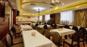a dining room with tables and chairs in a restaurant at Vienna Shanghai Chongming Changxing Island in Dongxing