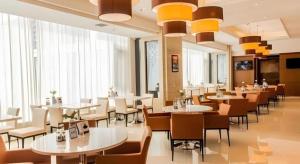 een restaurant met witte tafels, stoelen en ramen bij Jinjiang Inn Select Hohhot Chengjisihan Square Metro Station in Hohhot