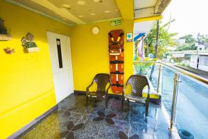 un balcon avec deux chaises et une piscine dans l'établissement Posada Yeskol, à San Andrés