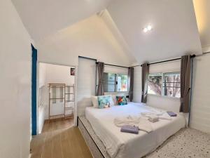 Postel nebo postele na pokoji v ubytování PAN Beachfront Resort Krabi + 206 fotografií