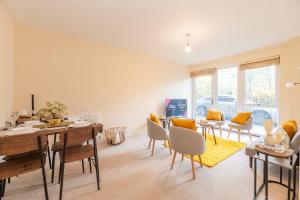 Χώρος καθιστικού στο Pass the Keys Bright 2Bed 2Bath Flat - 2 mins to Tube & Parking