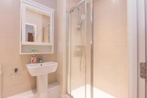 Ένα μπάνιο στο Pass the Keys Bright 2Bed 2Bath Flat - 2 mins to Tube & Parking +25 φωτογραφίες