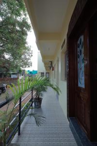 a corridor of a building with a door and plants at Somas kandar Lodge in Sūrandai