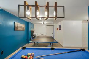 Τραπέζι μπιλιάρδου στο Highland Estates, 5 Private Units for 1 Group!