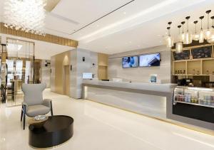 een lobby van een winkel met een stoel en een balie bij City Comfort Inn Zhaoqing Sihui Nanjiang Industrial Park in Xiahuangtang