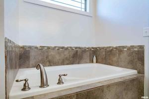 Fotografie z fotogalerie ubytování Spacious Home with Pool book your stay! v destinaci Marion