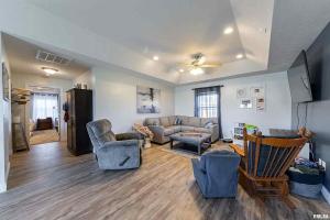 Fotografie z fotogalerie ubytování Spacious Home with Pool book your stay! v destinaci Marion + 1 fotografie