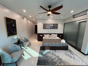 Un dormitorio con una cama y un ventilador de techo. en Diamond Light Hotel, en Hanói 2 fotos más