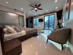 Un dormitorio con una cama y un ventilador de techo. en Diamond Light Hotel, en Hanói