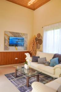 una sala de estar con un sofá y una mesa en Villa my place, en Bonao 12 fotos más