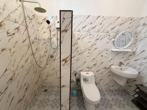 un bagno con doccia, WC e lavandino di Spacious House in Srithanu a Ko Kong Nui Altre 35 foto