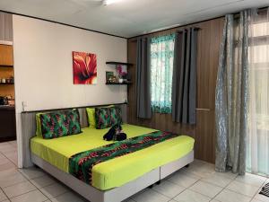 Un pat sau paturi într-o cameră la Tauraatini house F3 - MOOREA Maatea