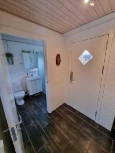 Ένα μπάνιο στο Lovely Holiday Home In Allinge For 6 Guests