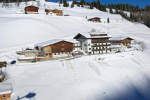 Obiekt Ski In-Ski Out - Gästehäuser Saalbach-Hinterglemm - Wallegghof Christianhof zimą