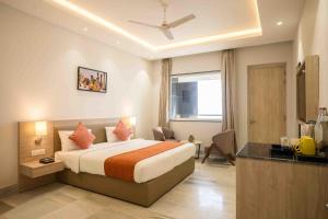 1 dormitorio con 1 cama en una habitación de hotel en Poonam Aayati, en Varanasi