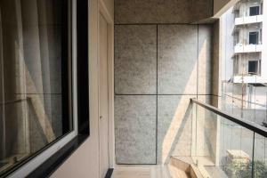 una habitación con balcón con ventana en Poonam Aayati, en Varanasi