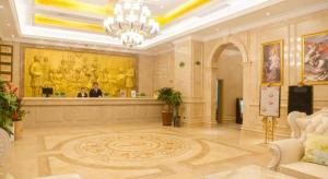 a large lobby with a chandelier in a building at Vienna Hotel Fujian Yong'an South Railway Station in Yong'an