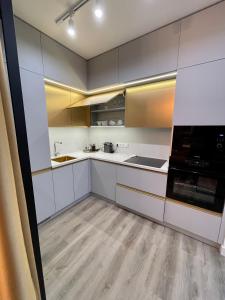 Η κουζίνα ή μικρή κουζίνα στο LUXURY Apartment in Podil Plaza & Residents +10 φωτογραφίες