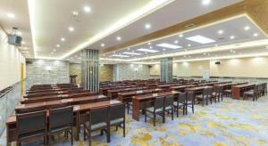 a large room with desks and chairs in it at Vienna Hotel Shanxi Datong High-Speed Railway Station Wanda Plaza in Shuiposhi