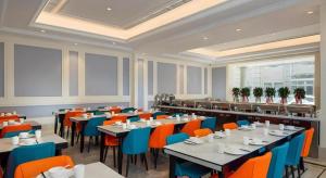 ein großes Esszimmer mit Tischen und Stühlen in der Unterkunft Vienna Hotel Beijing Changping Science and Technology Park in Ch'ang-p'ing-hsien