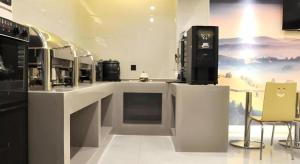 a kitchen with a counter top with a counter top at Green Tree Inn Anhui Tianchang Economic Development Zone in Tianchang