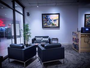 TV a/nebo společenská místnost v ubytování Ahern Hotel and Event Center