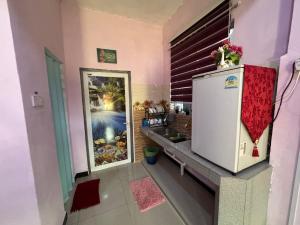 Kuchyň nebo kuchyňský kout v ubytování Dan's Homestay Bangau