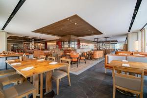 a dining room with wooden tables and chairs at Mumian Rizhao Hotel in Rizhao