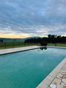 Bazén v ubytování B&B El Ranxo nebo v jeho okolí