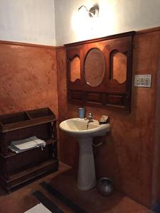 W łazience znajduje się umywalka i lustro. w obiekcie Villa Helena w mieście Puducherry