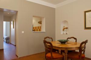 - une salle à manger avec une table et des chaises en bois dans l'établissement 15 Cours Massena, à Antibes