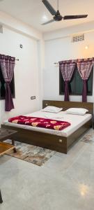 Ένα ή περισσότερα κρεβάτια σε δωμάτιο στο Hotel Purvanchal