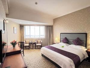 een hotelkamer met een bed, een tafel en stoelen bij Century Plaza Hotel in Shenzhen +255 foto's