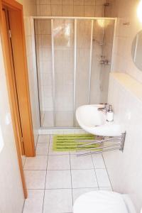 Et badeværelse på Ferienwohnungen Margaretenhof, Plaue + 128 billeder