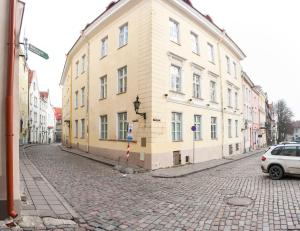 a building on the side of a cobblestone street at Rataskaevu Guest Apartment in Tallinn