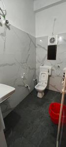 Ένα μπάνιο στο Hotel Purvanchal +26 φωτογραφίες