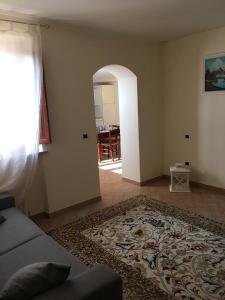 un soggiorno con divano e tappeto di Alle Porte di Assisi ad Assisi