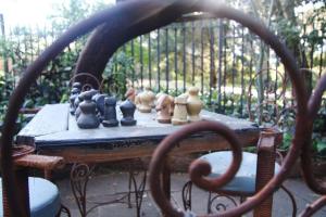 d'une table en bois avec des échiquiers. dans l'établissement Jedidja Bed and Breakfast, à Bloemfontein