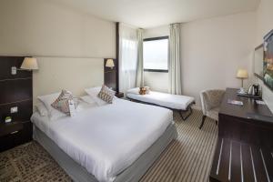 Postel nebo postele na pokoji v ubytování Mercure Aix-en-Provence La Duranne Gare TGV